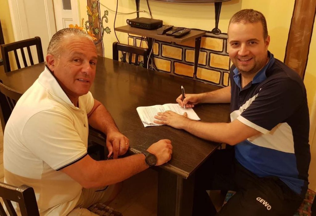 Mario Genovese (HiTT Academy) and Dan Fracile (STK Novi Sad) signing  cooperation agreement.